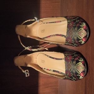 Italian embroidery square heel